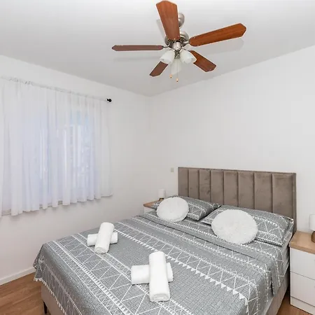 Erholung Free Garage Space Lägenhet Makarska